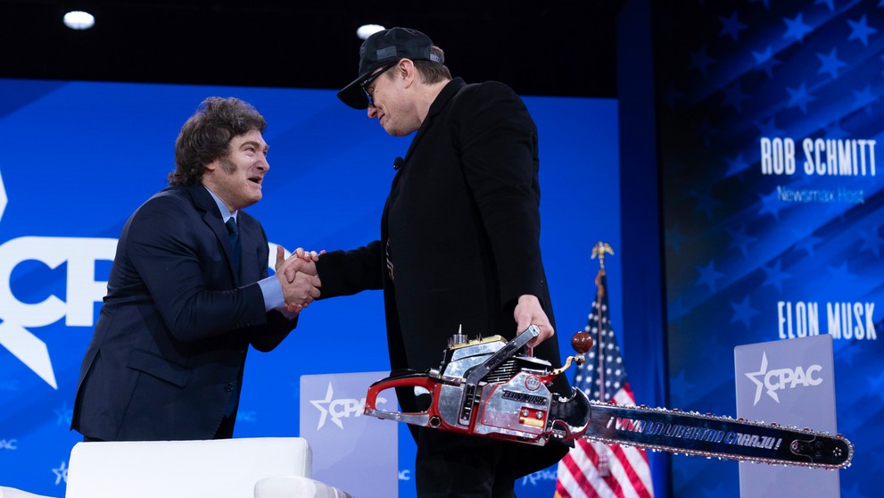 Musk dostal od Mileiho motorovú pílu.