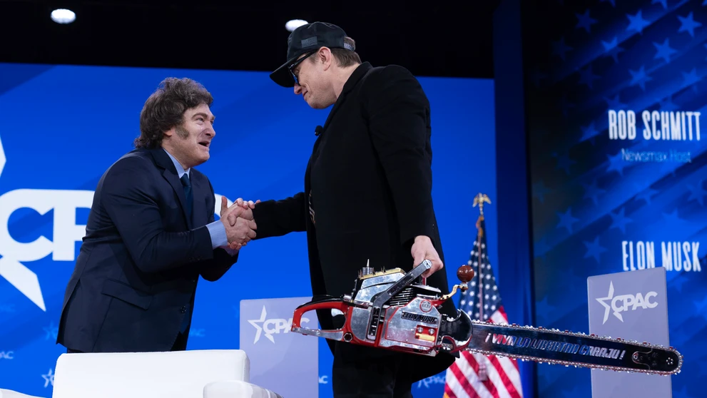 Musk dostal od Mileiho motorovú pílu.