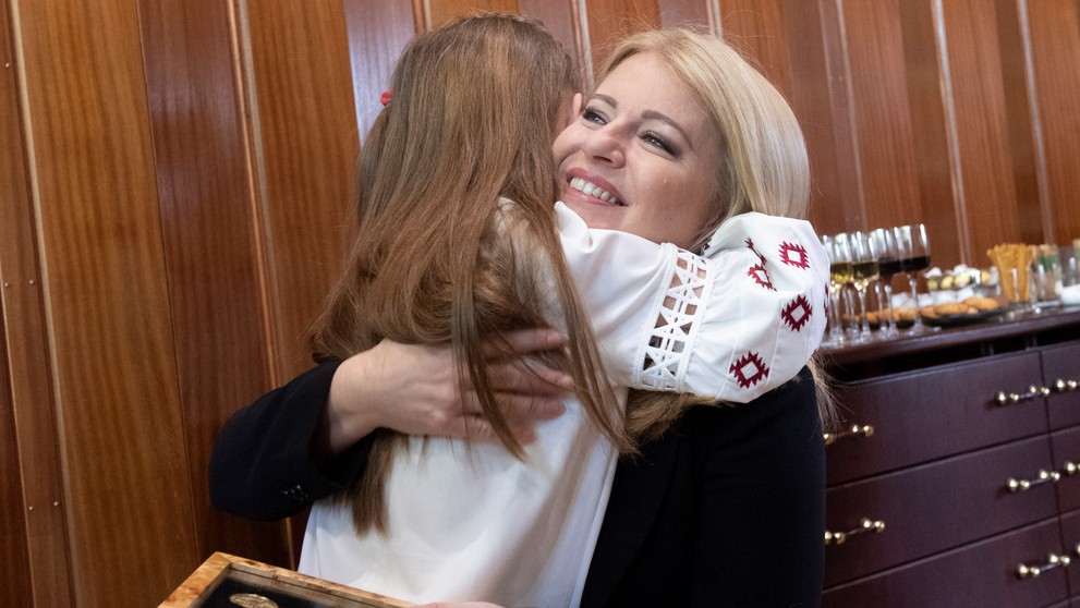 Ukrajinské dievčatko objíma slovenskú prezidentku Zuzanu Čaputovú.