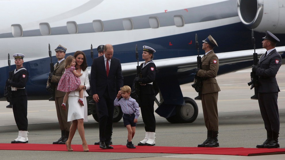 Kate a William sú už v Poľsku. Prišli aj s deťmi