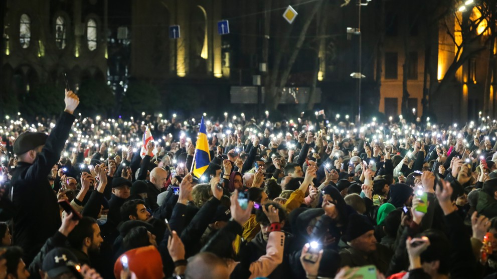 Na snímke protestujúci sa zhromažďujú pred budovou parlamentu 7. marca 2023 v Tbilisi. 