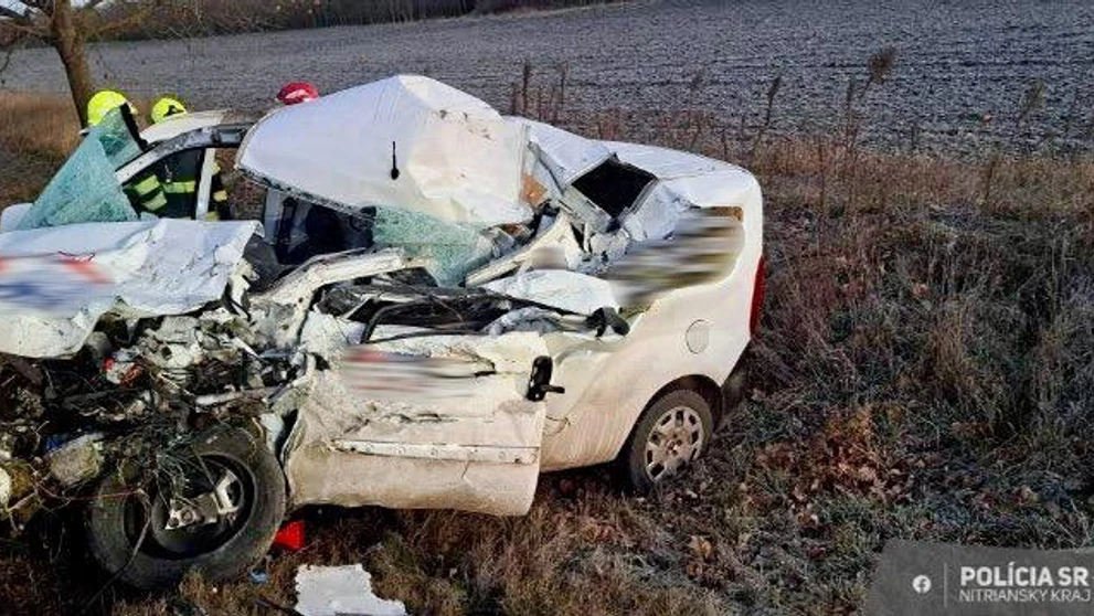 Auto po nehode na juhu Slovenska 