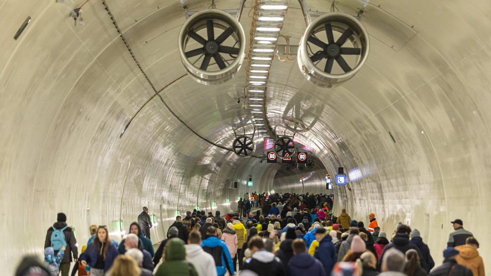 Ľudia prechádzajú tunelom Višňové počas podujatia Deň otvoreného tunela Višňové.
