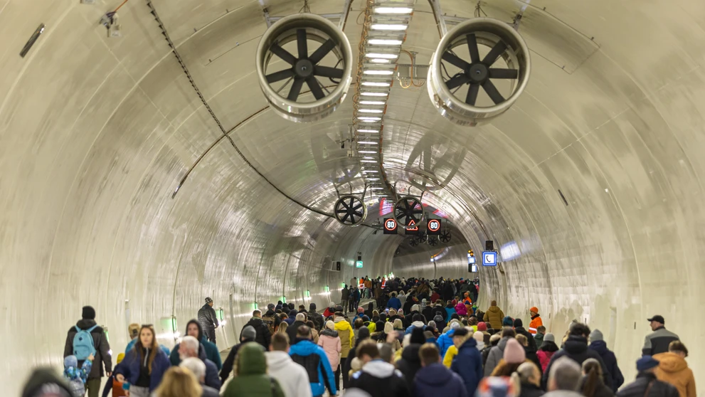 Ľudia prechádzajú tunelom Višňové počas podujatia Deň otvoreného tunela Višňové.