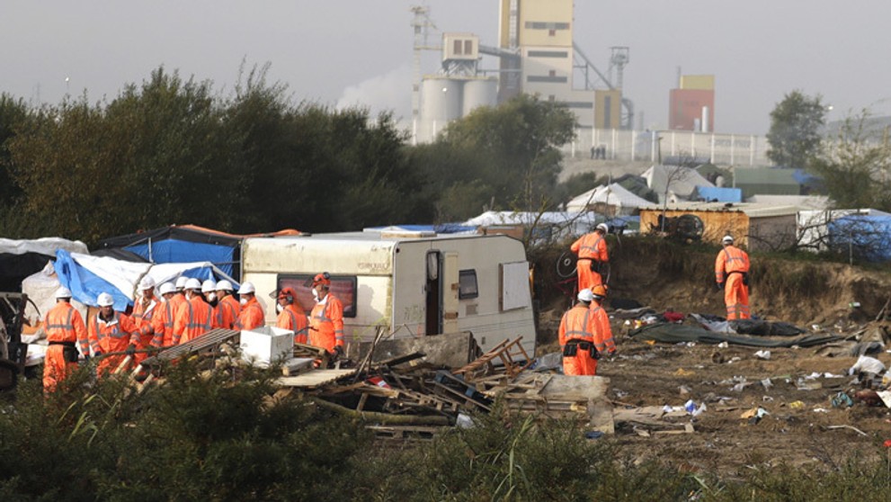 Od pondelka demolujú nelegálny utečenecký tábor v Calais.