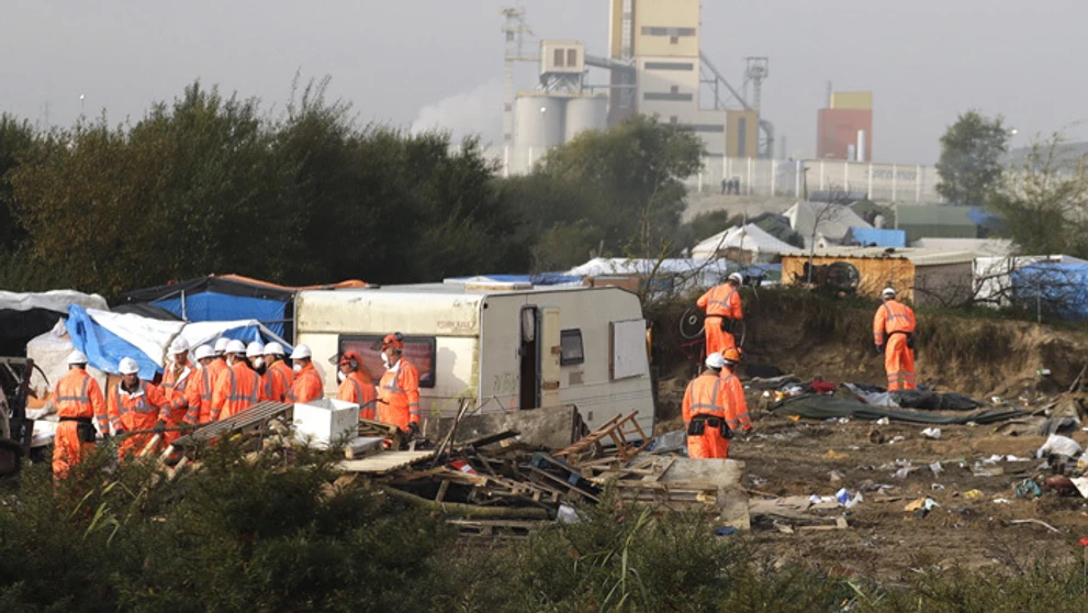 Od pondelka demolujú nelegálny utečenecký tábor v Calais.