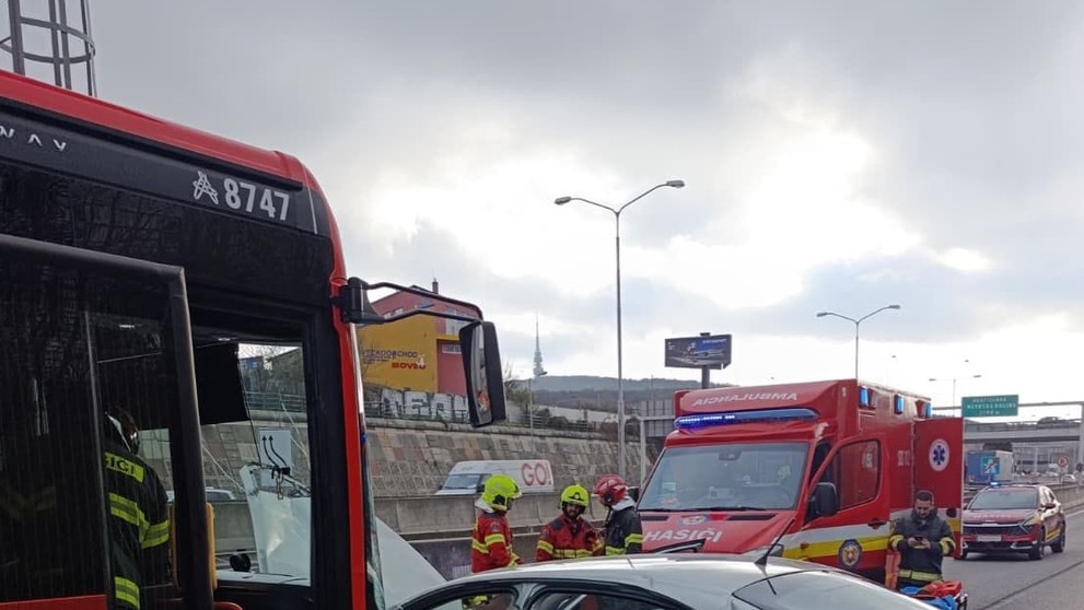 Autobus sa zrazil so Škodou.