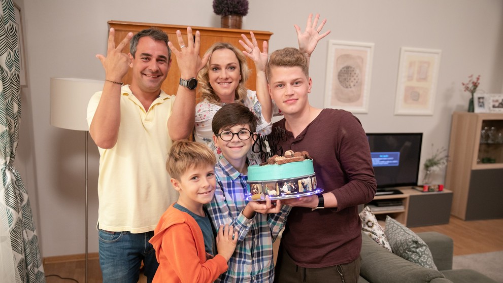 Oliver Oswald so seriálovou rodinou.