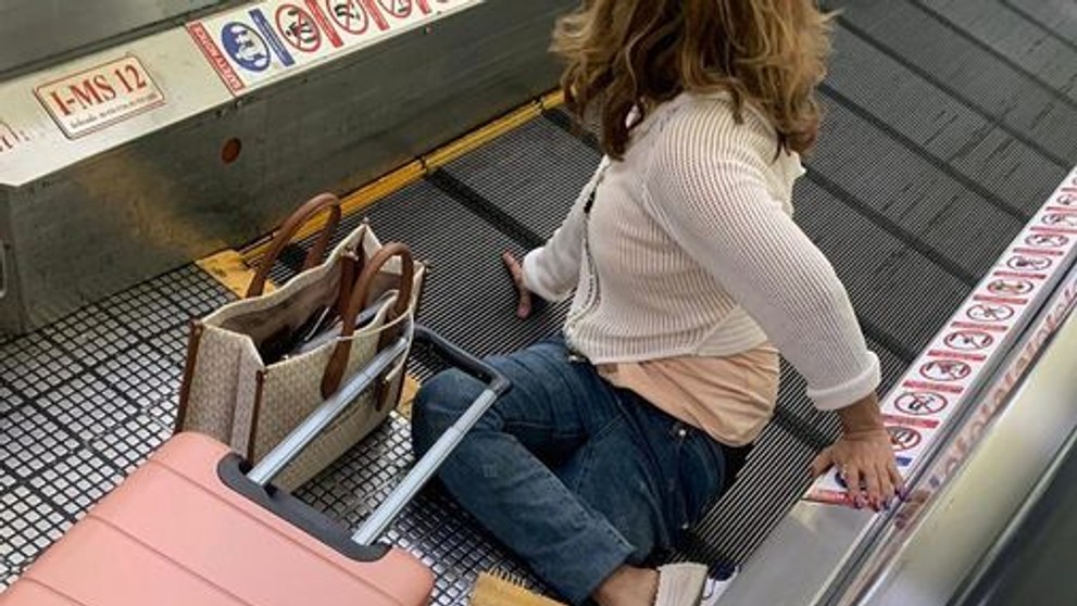 Žene rozdrvil pohyblivý chodník nohu.