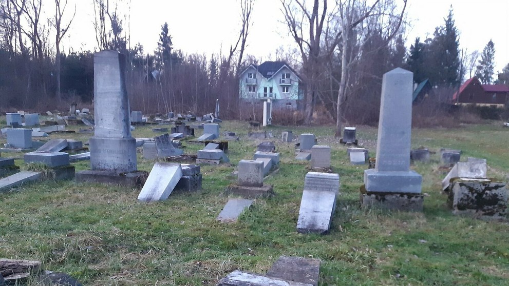 Zničený židovský cintorín v Námestove.