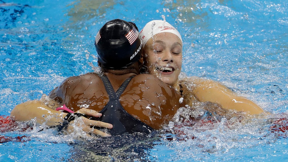 Američanka Simone Manuelová a Kanaďanka Penny Oleksiaková