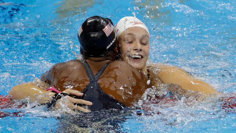 Američanka Simone Manuelová a Kanaďanka Penny Oleksiaková