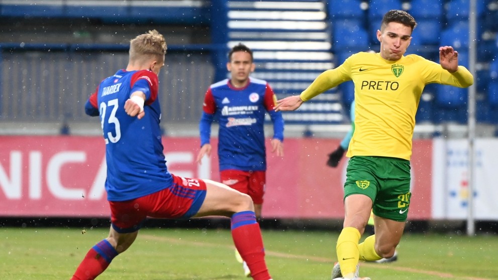 Sprava Žilinčan Dávid Ďuriš a Seničan Kristopher Twardek v dohrávke 16. kola Fortuna ligy .