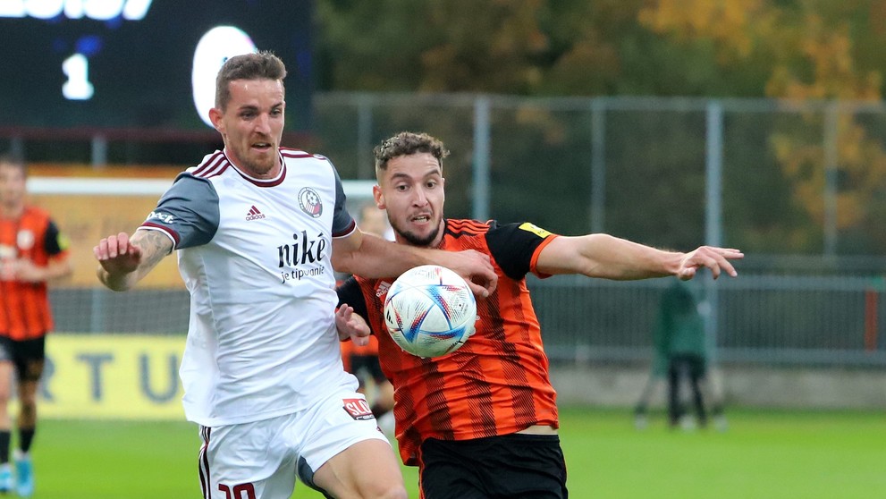 Zľava Marek Kuzma (Podbrezová) a Alexander Mojžiš (Ružomberok) počas zápasu Fortuna ligy.