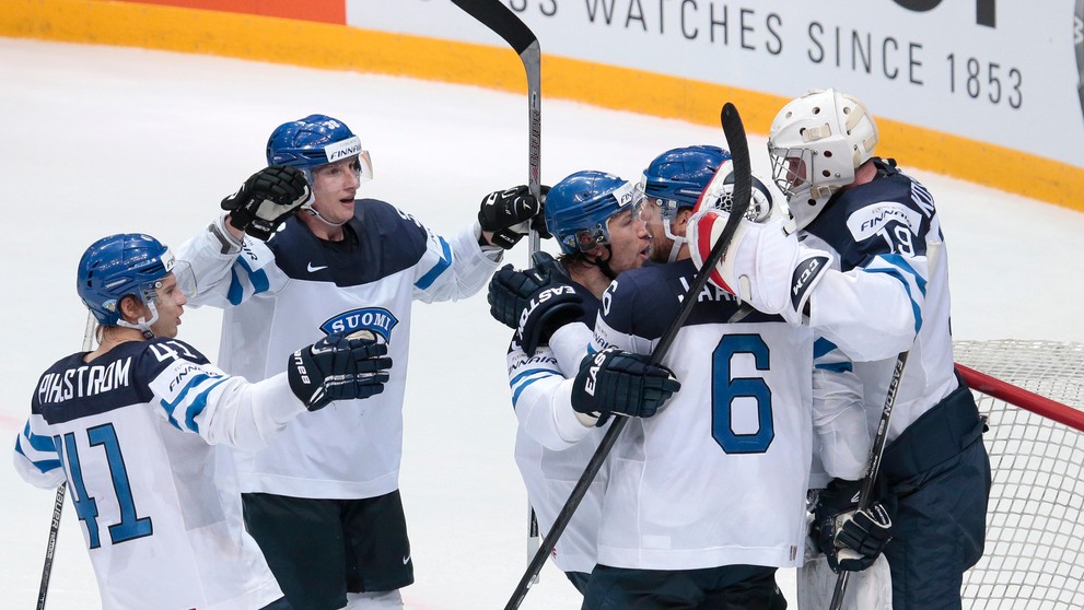 Fínski hokejisti oslavujú víťazstvo nad Ruskom 3:1 v semifinále MS v Rusku.