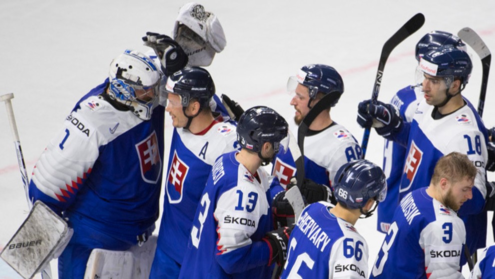 Slovenskí reprezentanti sa tešia z víťazstva nad Francúzskom