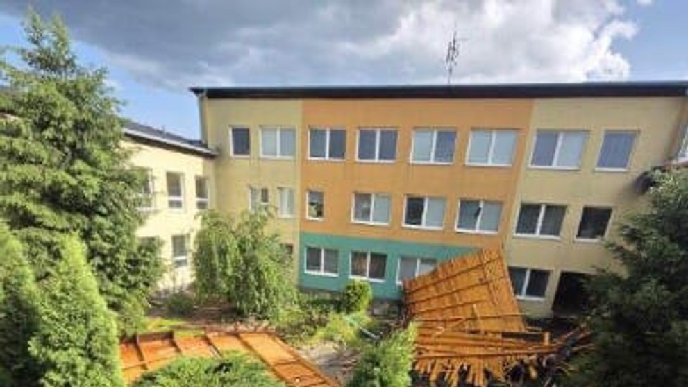 Zo strechy zostali len úlomky.