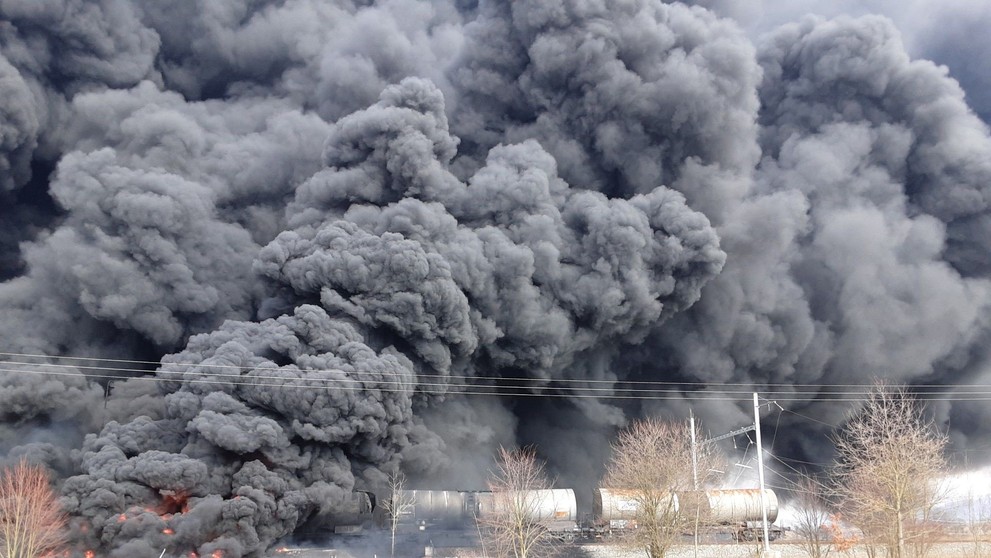 Požiar vlakových cisterien s benzolom.