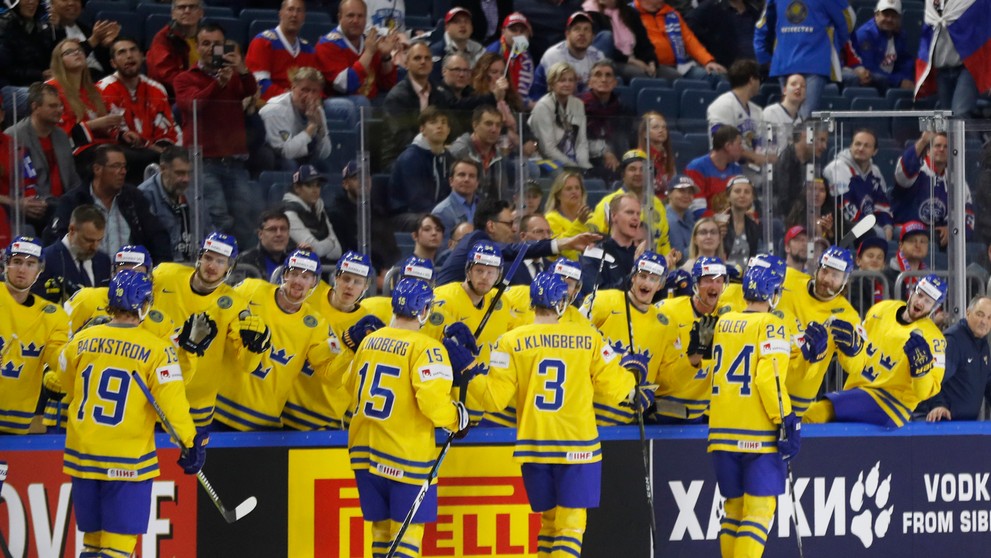 Radosť švédskych hráčov po góle v sieti Fínska v semifinále MS 2017.