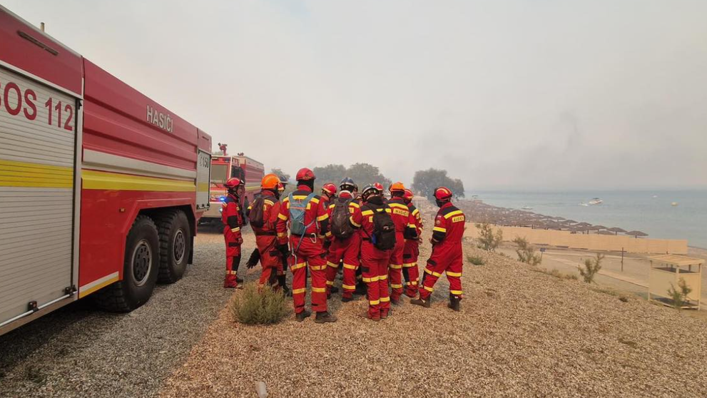 Slovenskí hasiči pomáhajú pri požiari na Rodose.