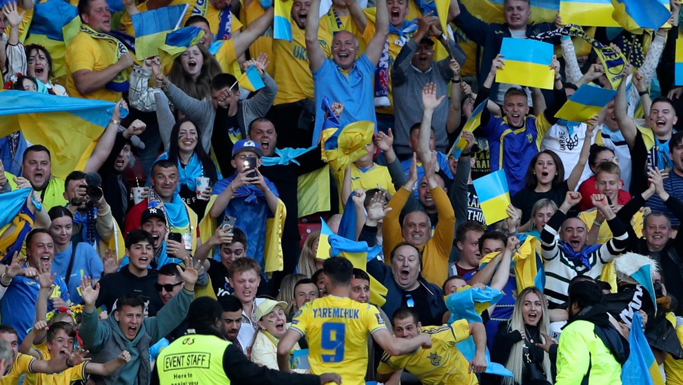 Ukrajinci oslavujú gól v semifinále baráže o postup na MS 2022 na pôde Škótska.