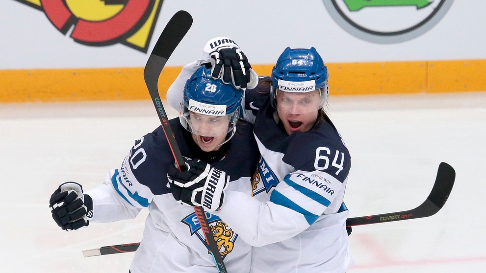 Fínsky hráč Sebastian Aho (vľavo) sa teší po strelení vyrovnávajúceho gólu so spoluhráčom Mikaelom Granlundom (vpravo) v semifin