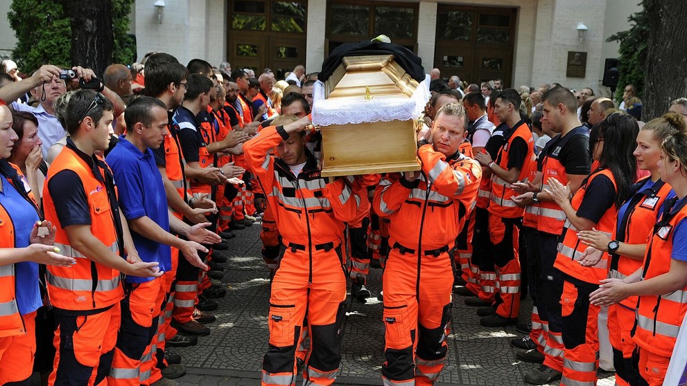 Na snímke leteckí záchranári vynášajú rakvu s pozostatkami svojho kolegu počas rozlúčky