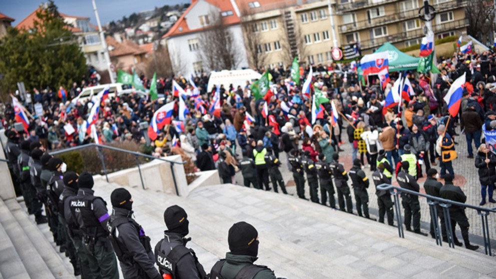 Účastníci protestu proti obrannej dohode s USA pred parlamentom.