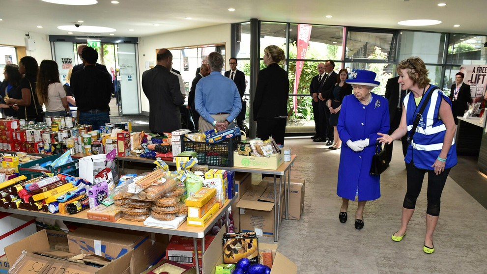 Kráľovná Alžbeta II. navštívila obete požiaru