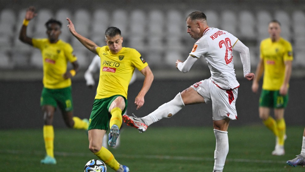 Na snímke uprostred Njegoš Kupusovič (AS Trenčín) strieľa gól, ktorý rozhodca pre ofsajd neuznal.