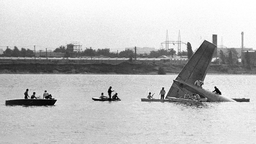 Na snímke z 30. júla 1976 je pohľad na záchranné práce po leteckom nešťastí pri Bratislave..jpg