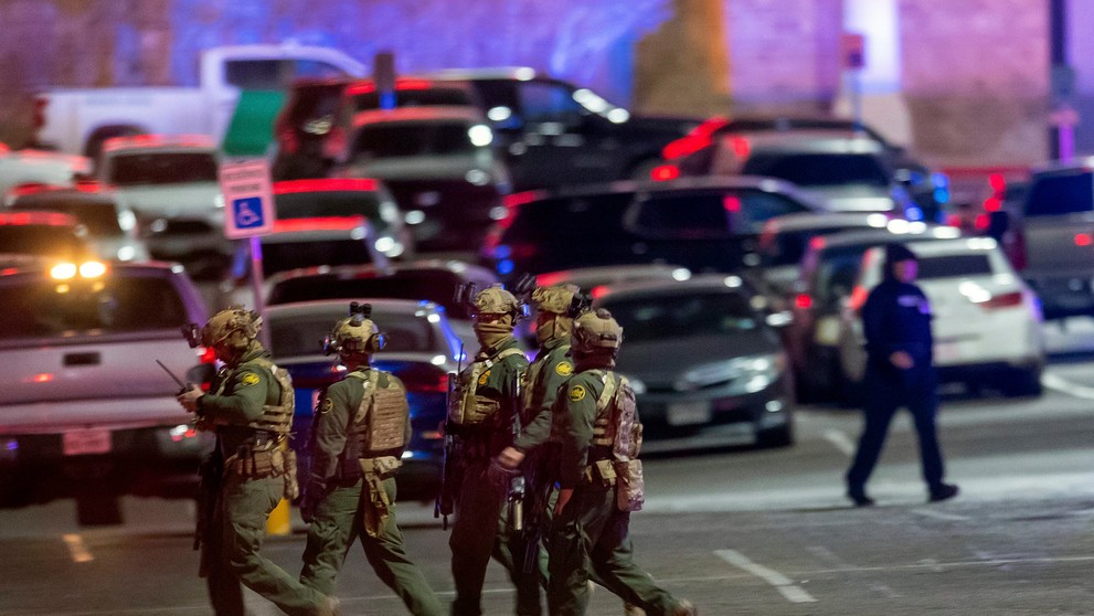 Streľba v nákupnom centre v Texase.