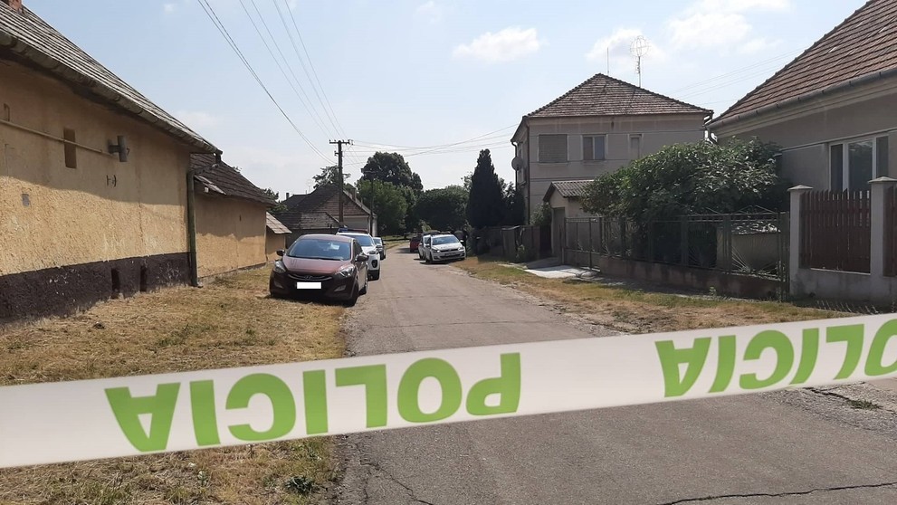 Na miesto darazila polícia.