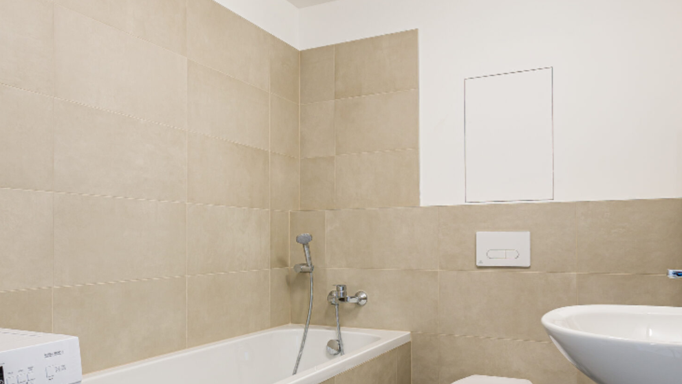 Kúpeľňa v jednoizbovom byte.