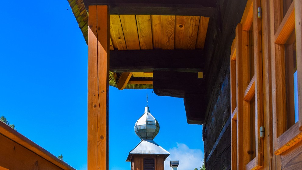 Výhľad z drevenice na miestny kostolík