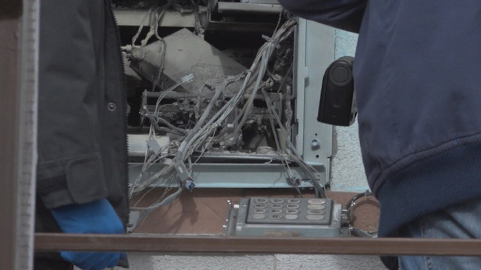 Vybuchnutý bankomat v obci Okoč.