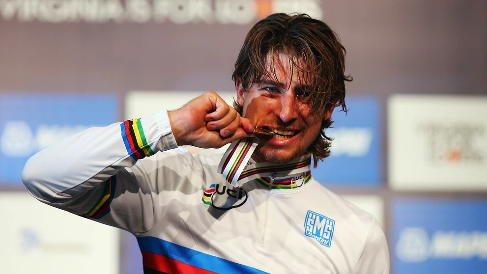 Majster sveta Peter Sagan so zlatou medailou v ústach.