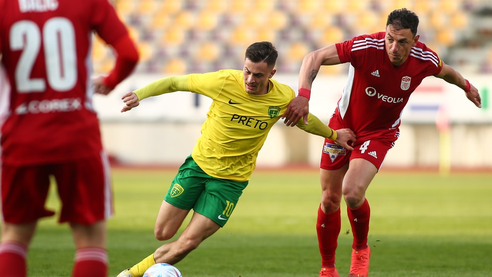 Zľava Adrián Kaprálik (Žilina) a Nicolas Ezequiel Gorosito (Banská Bystrica) v zápase 7. kola skupiny o titul vo Fortuna lige.