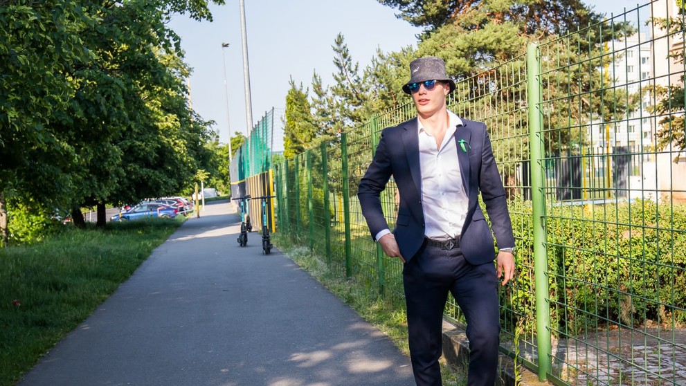 Juraj Slafkovský kráča do školy na maturitu.