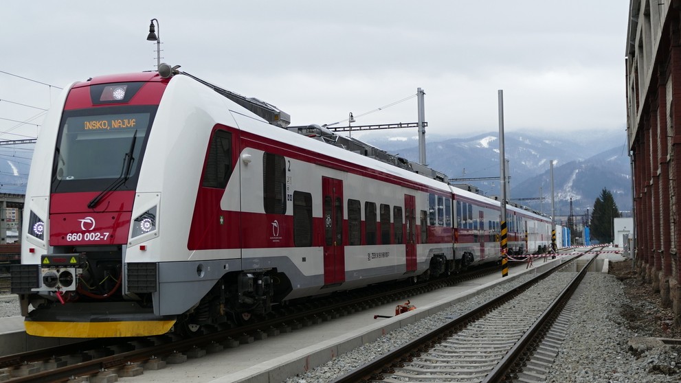 Na snímke nová elektrická jednotka