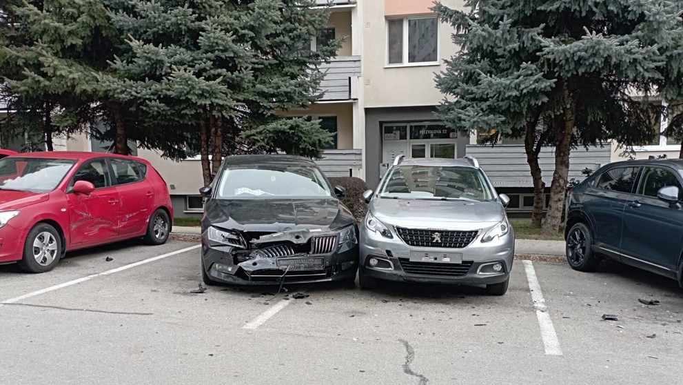 Mladík nabúral päť áut.