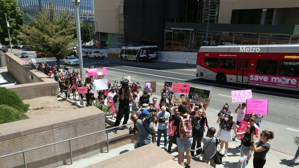 Fanúšikovia Britney Spears pred losangelským súdom (23. jún 2021)