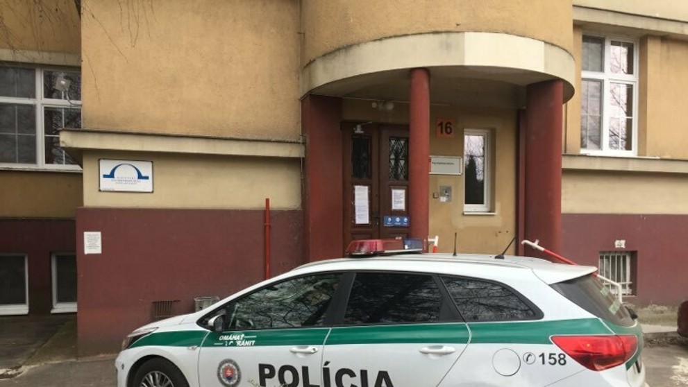 Policajné auto pred trenčianskou nemocnicou.