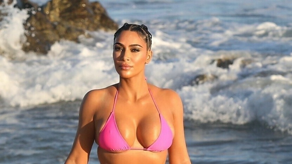 Kim pózuje v miniatúrnych plavkách