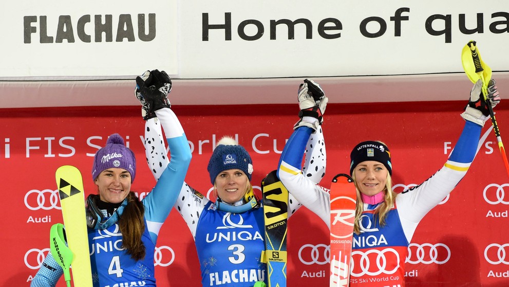 Víťazka nočného slalomu vo Flachau Veronika Velez-Zuzulová, druhá Češka Šárka Strachová a Švédka Frida Hansdotterová (vpravo).