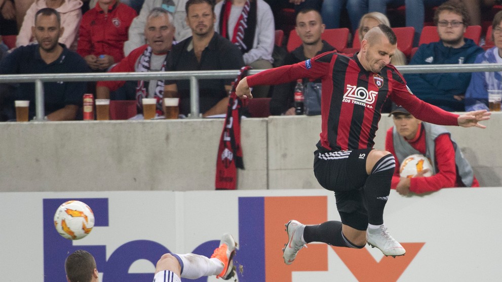 Vpravo Matúš Čonka z Trnavy v súboji s Ognjenom Vranješom z Anderlechtu v dueli EL.