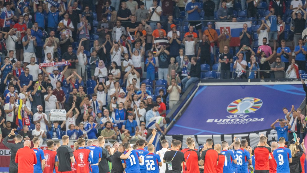 Slovenskí futbalisti ďakujú fanúšikom po osemfinále ME 2024 proti Anglicku.