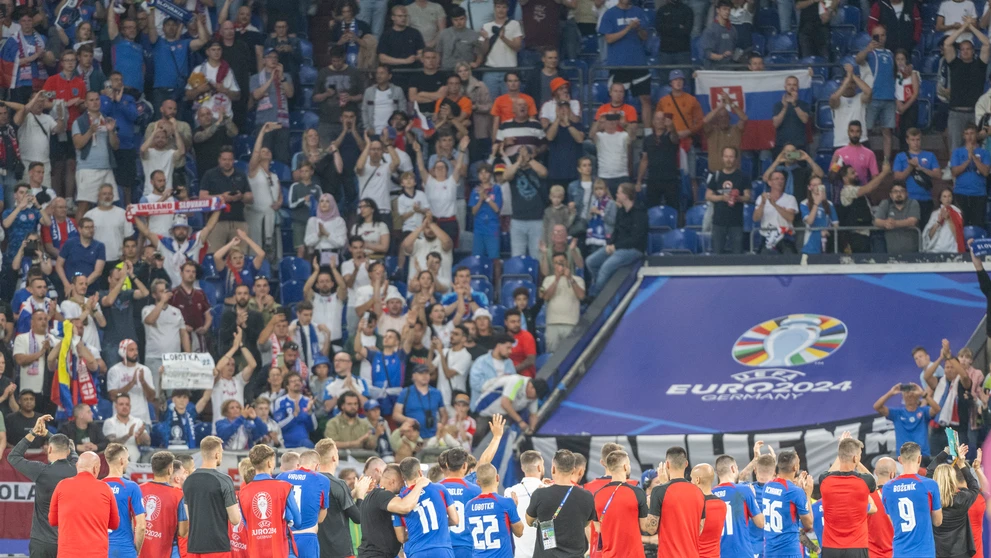 Slovenskí futbalisti ďakujú fanúšikom po osemfinále ME 2024 proti Anglicku.