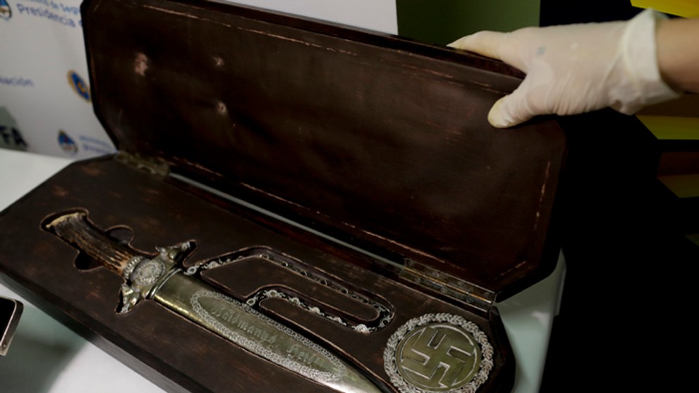 Nôž s nacistickými symbolmi v centrále Interpolu v Buenos Aires.