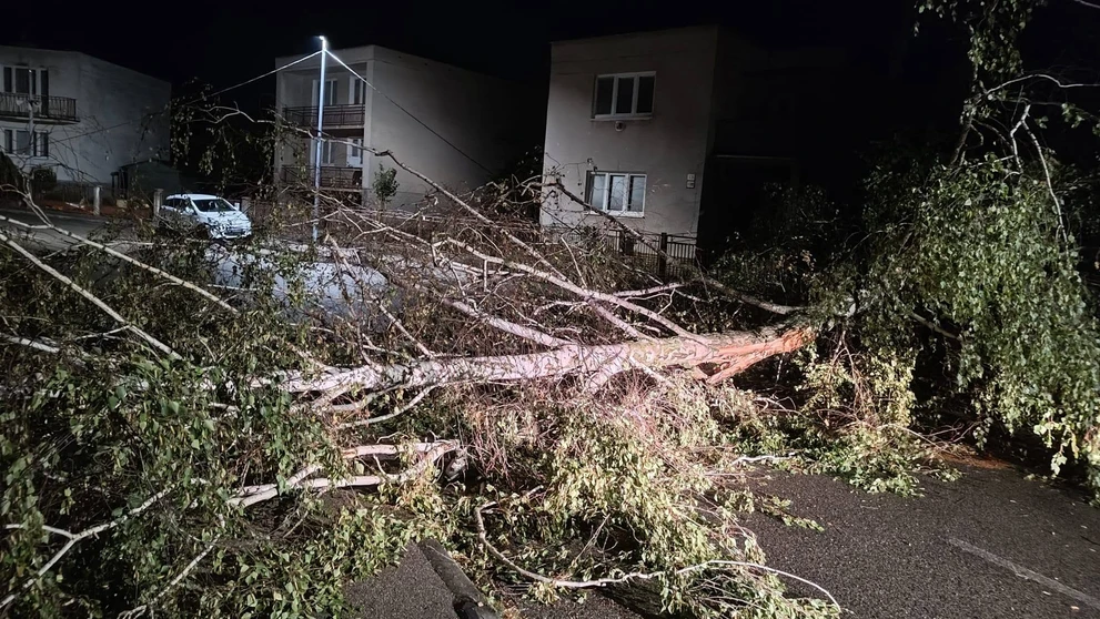 Búrky narobili škody aj v obci Tlmače.